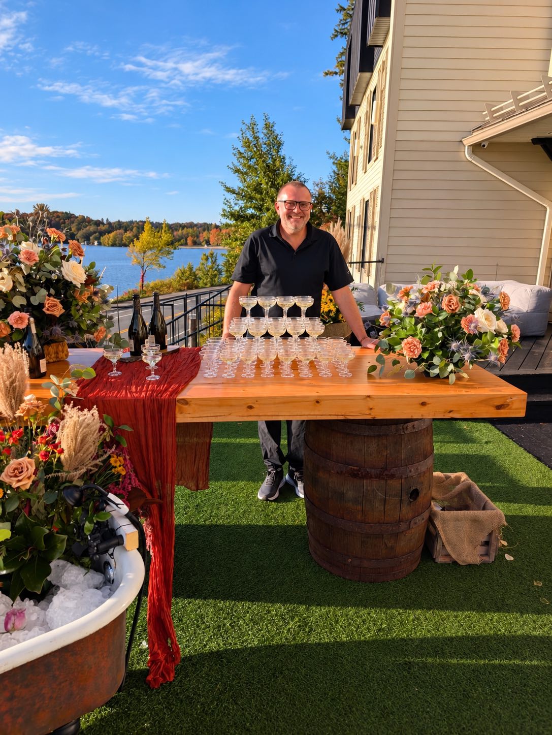 Bar à champagne et tour de coupes sur une terrasse face au lac