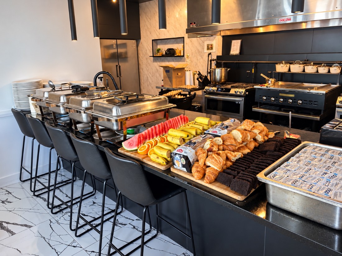 Buffet déjeuner avec viennoiseries et fruits