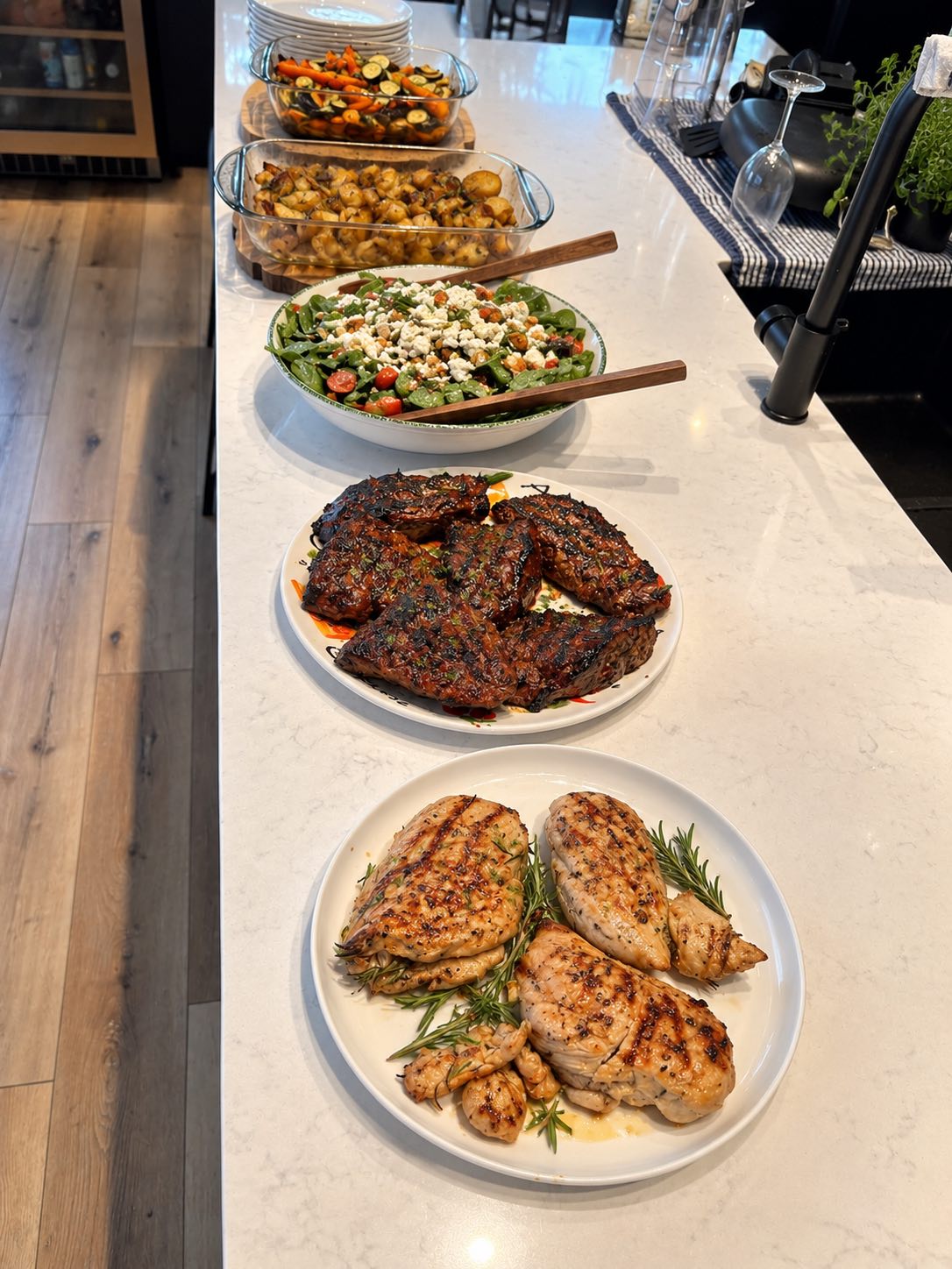 Buffet de grillades et salades