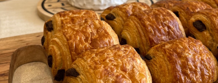 Viennoiseries dorées servies par Matthew Bond